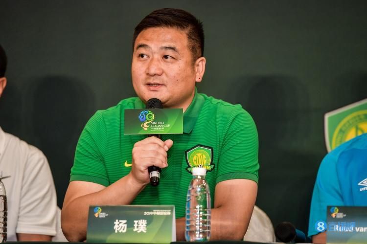 否则的话，怎么可能有这么多大车，平白无故的把自己这辆车围在中间？而且看他们这架势，根本就是不想让自己逃走，所以才用齐头并进的阵型。